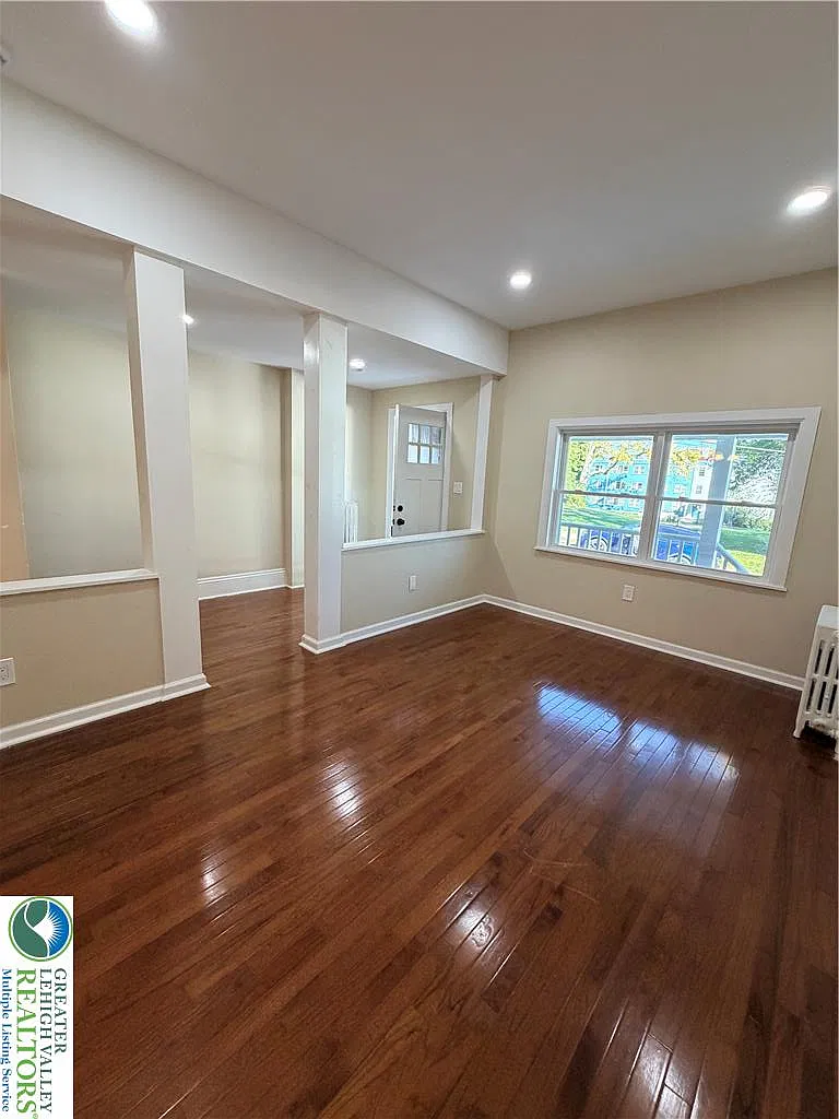 4 bed, 2.5 bath, 1632 sqft, $2,200 — Photo 2
