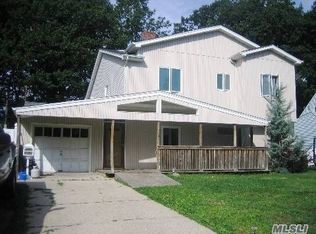 114 Greenbelt Ln, Levittown, NY 11756