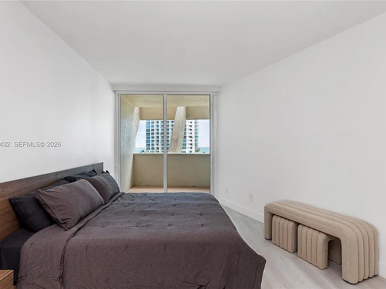 300 S Pointe Dr #907 — Photo 7