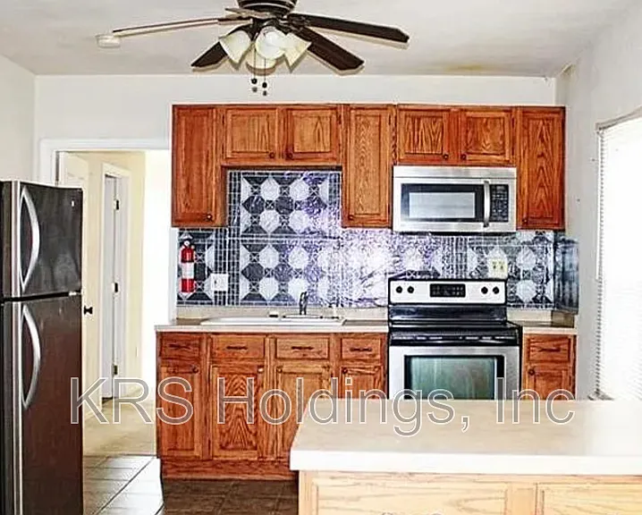 1130 Commerce Ave — Photo 2