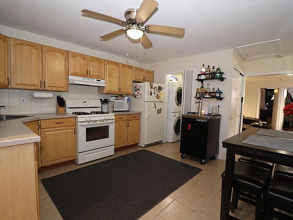 Eat In Kitchen (2/3)