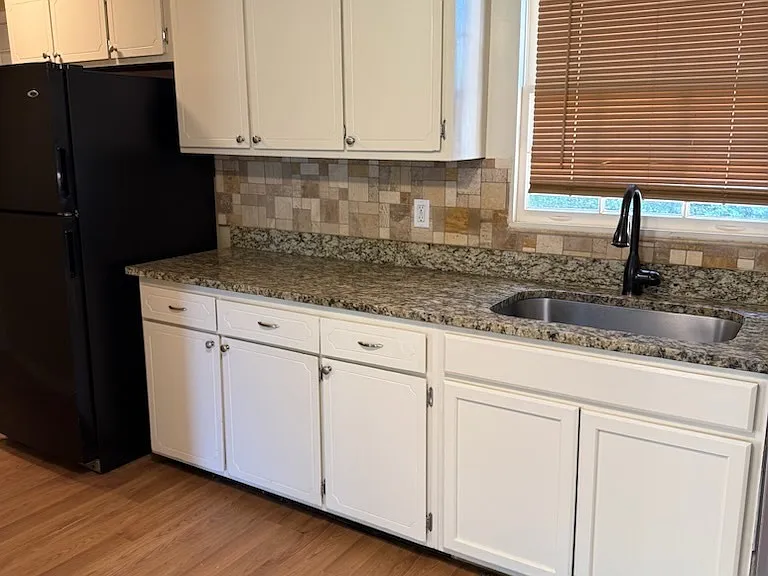 1102 Victoria Dr — Photo 2