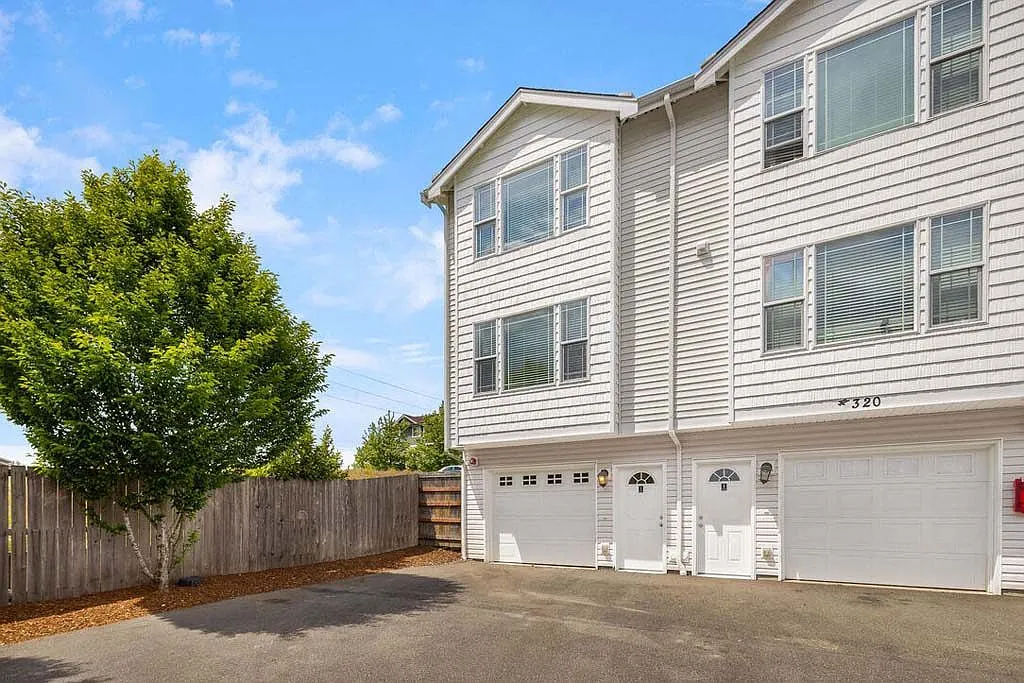 Pine Street Townhomes — Photo 2