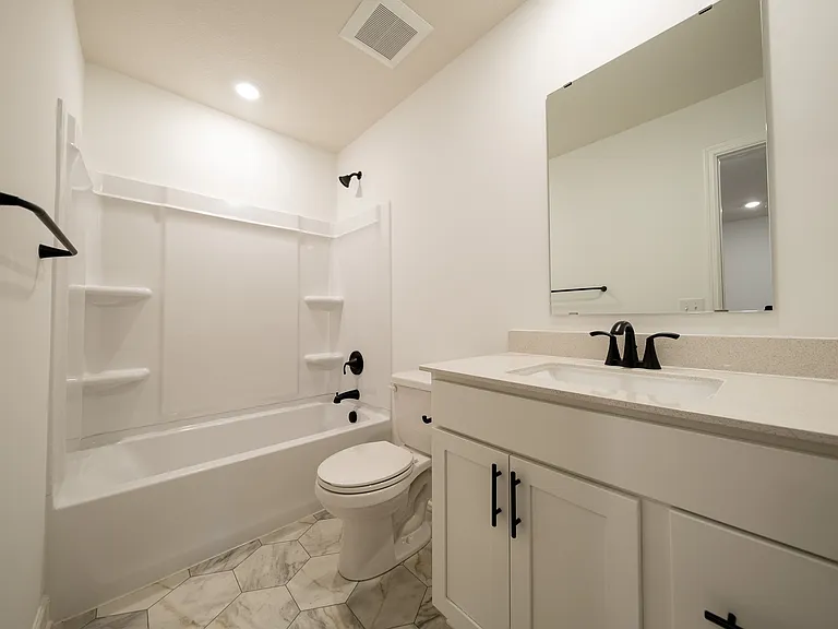 Upstairs Full Bathroom