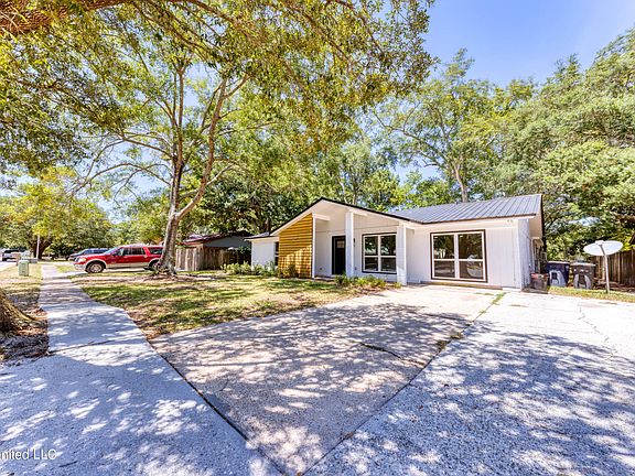 3rd image of 2812 Lawnwood Dr