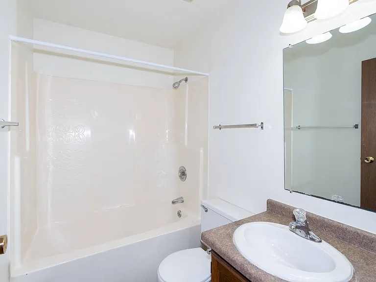 Fargo, ND Pacific South Apartments | 21A | Bathroom