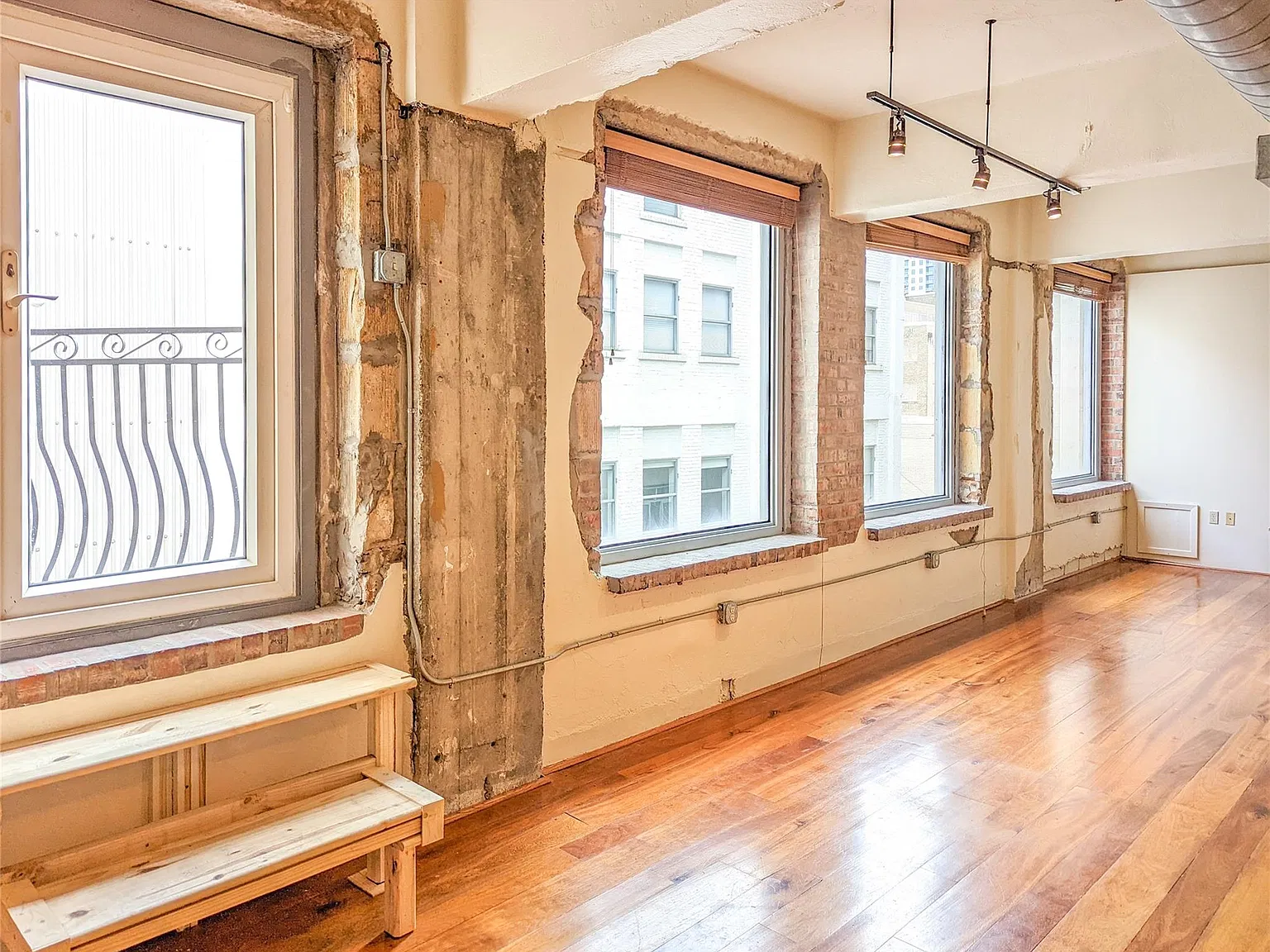 1 bed, 1.0 bath, 1000 sqft, $2,200 — Photo 2