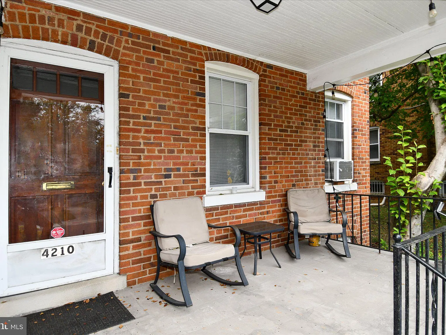 4 bed, 2.0 bath, 1549 sqft, $4,200 — Photo 2
