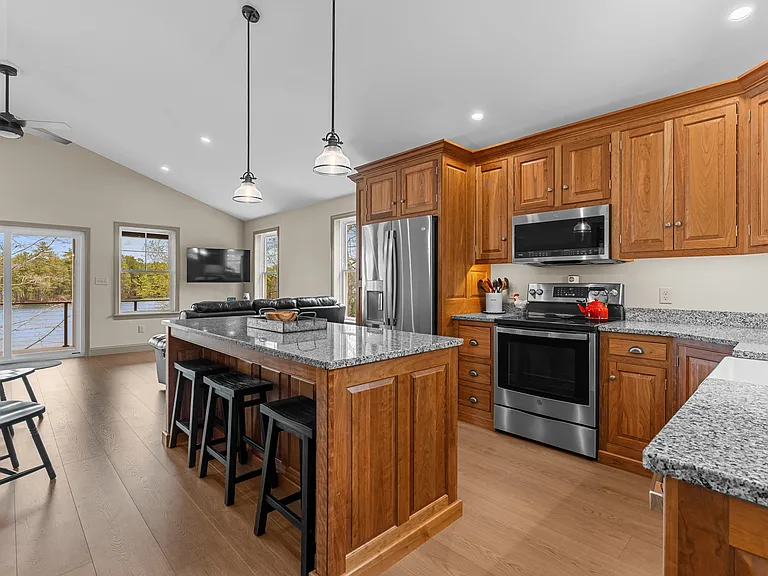 1296 W Shore Dr — Photo 2