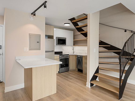 3rd image of 6166 N Sheridan Rd APT 4G