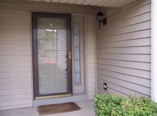 208 Springdale Ln, Bloomingdale, IL 60108