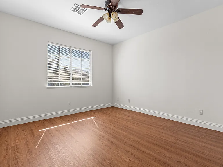 2733 Kildrummie St — Photo 26