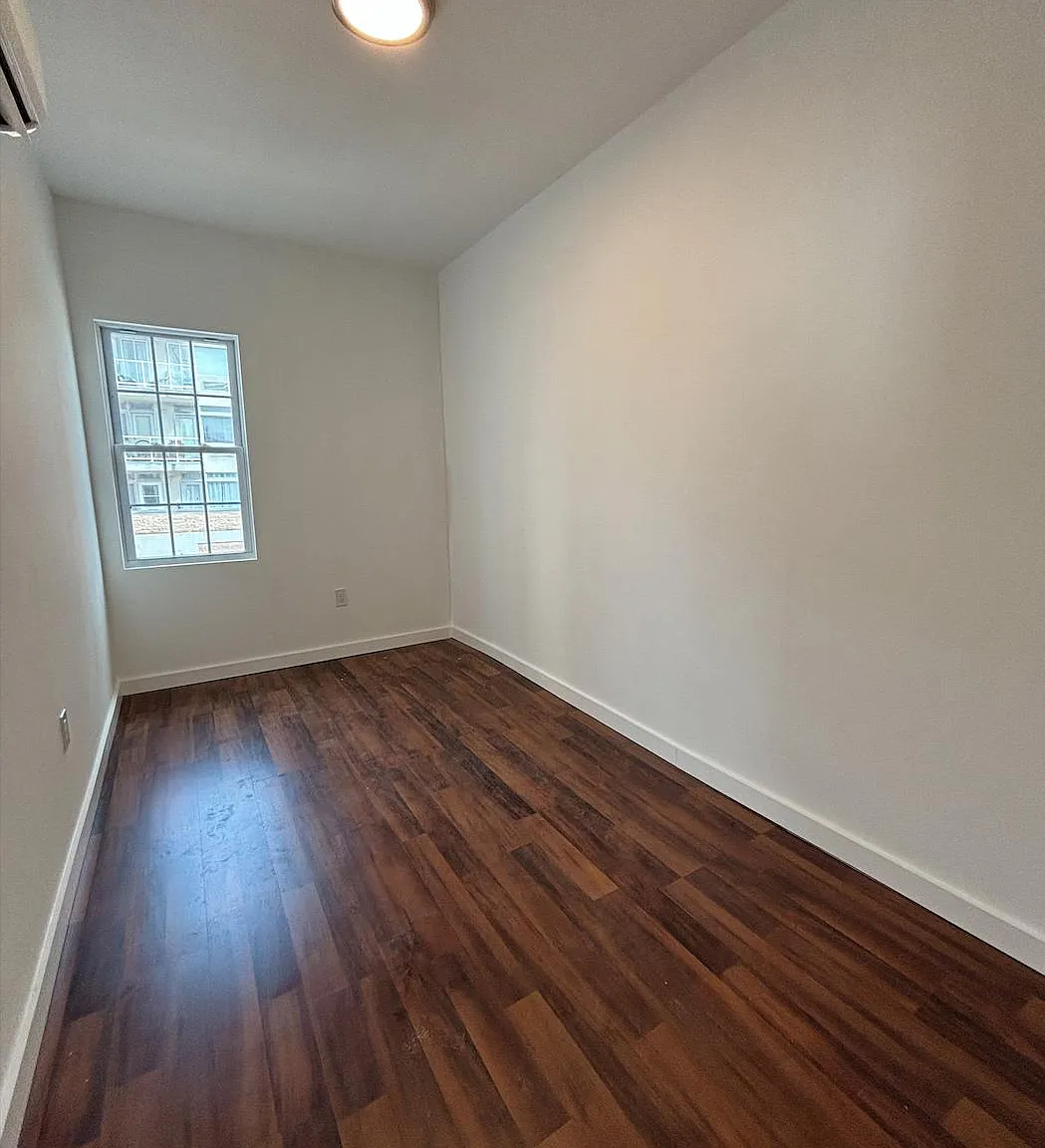 3 bed, 1000 sqft, $3,643 — Photo 3