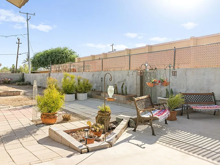1025 E Portland St — Photo 30