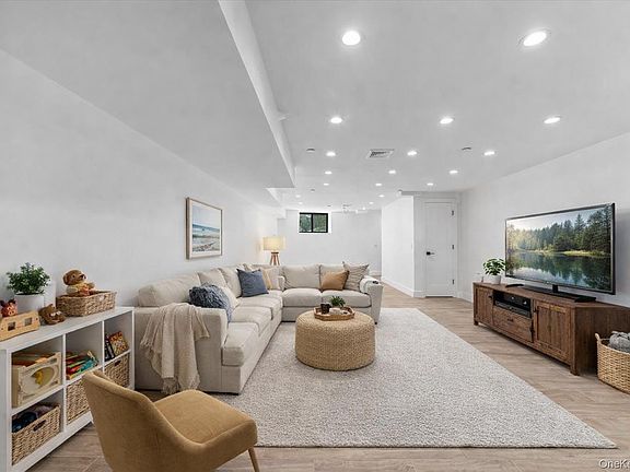 4th image of 953 Tilden Street