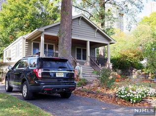 34 Colony Rd, Edgewater, NJ 07020