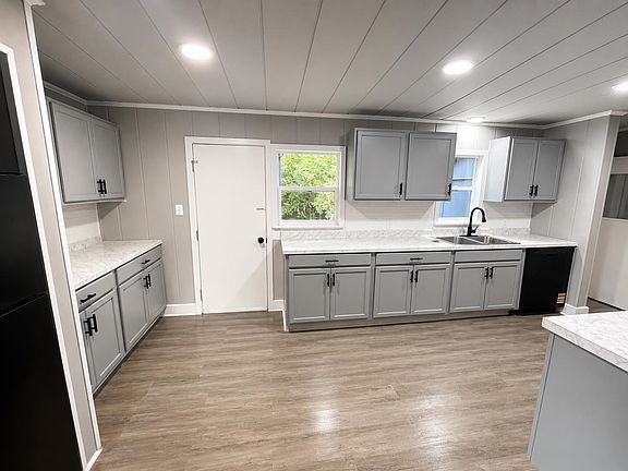2nd image of 1415 Valley Dr