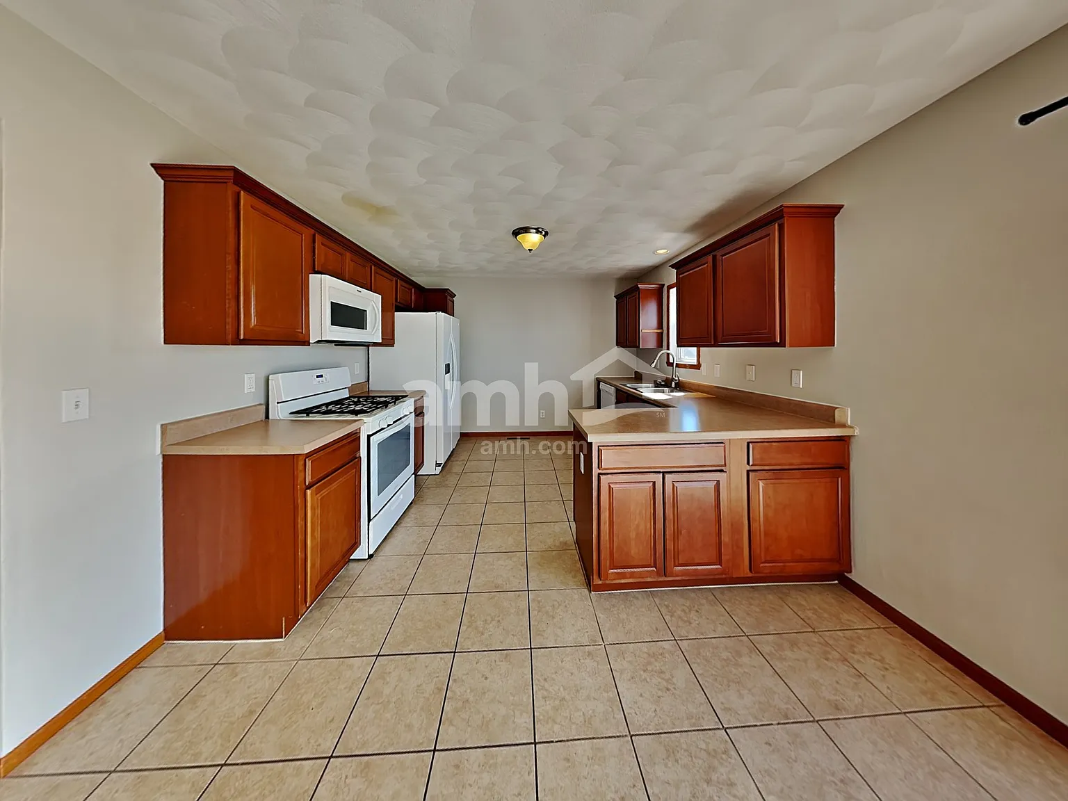 3 bed, 2.5 bath, 1404 sqft, $2,165 — Photo 3