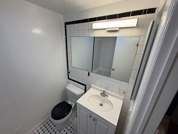 4th image of 826 W 18th St #1FL