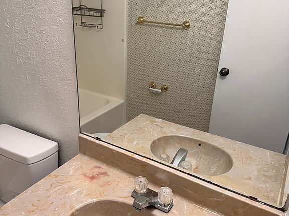 5th image of 2109 W Walnut St APT A