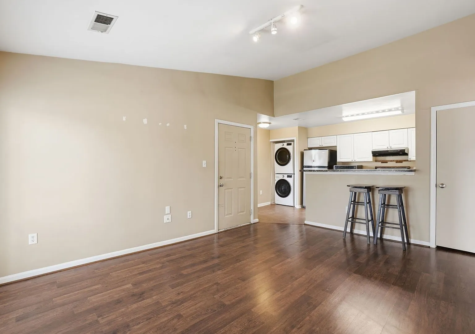 Nicely Updated 1 Bedroom 1 Bathroom Condo In Excellent Location!! — Photo 4