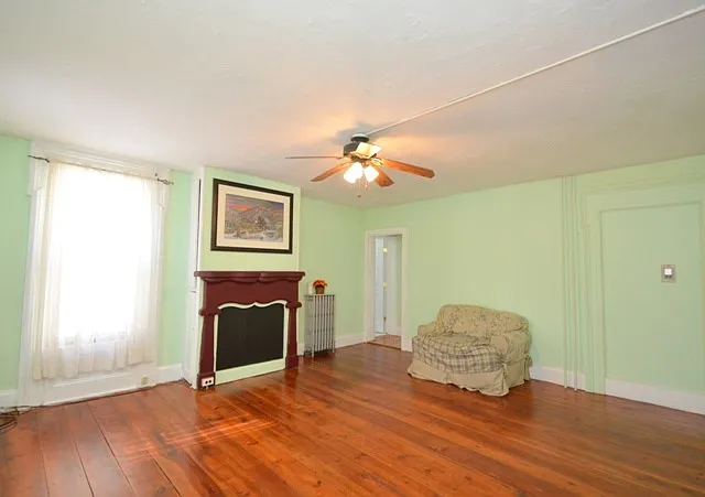 573 Main St photo 1