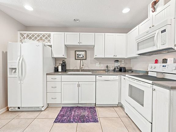 4th image of 16 Islander Ct