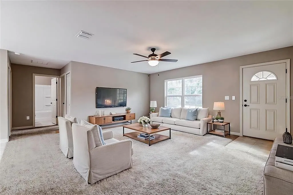 3 bed, 2.0 bath, 1331 sqft, $2,000 — Photo 2
