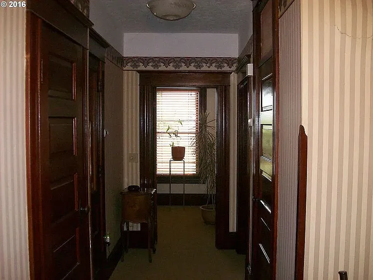 237 NE Graham St — Photo 7