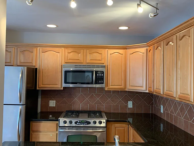 317 7th Ave #6 — Photo 3