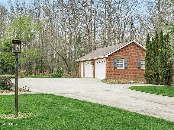 2nd image of 1122 Laurel Cir