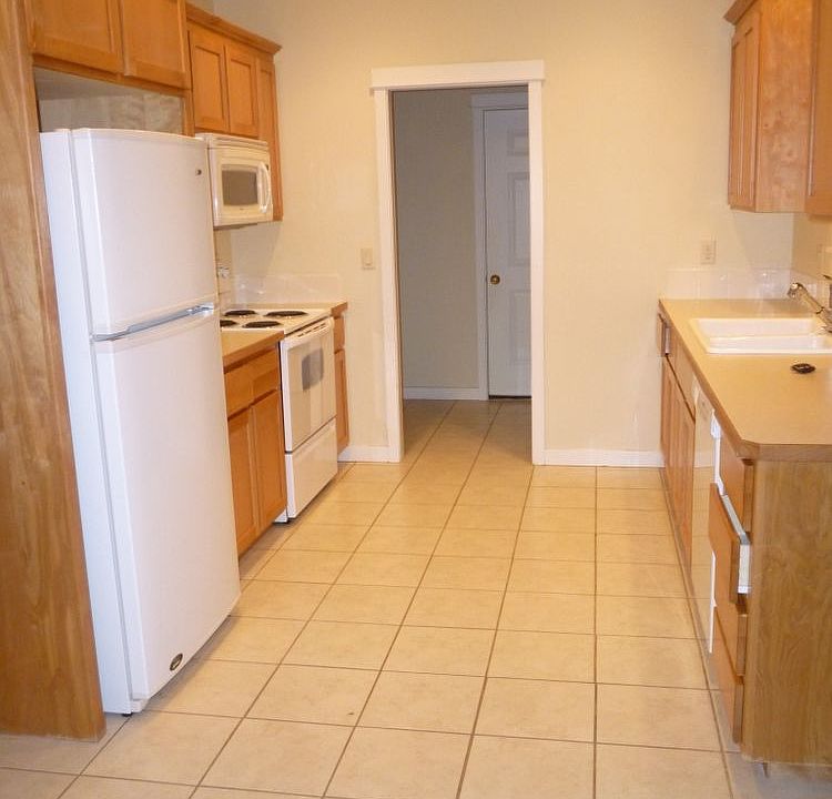2nd image of 850 NE Hidden Valley Dr Unit 1