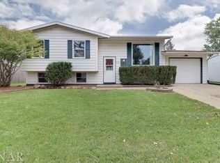 1213 Dogwood Ln, Bloomington, IL