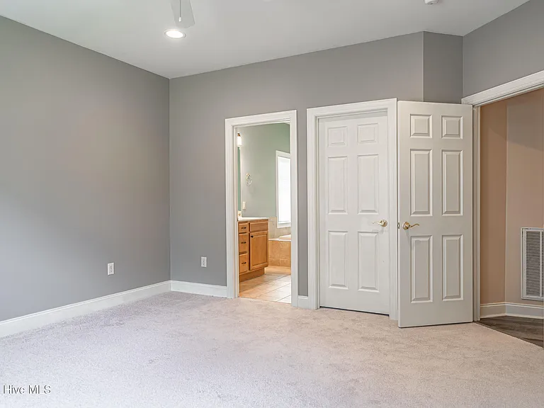11 Victoria Dr — Photo 25