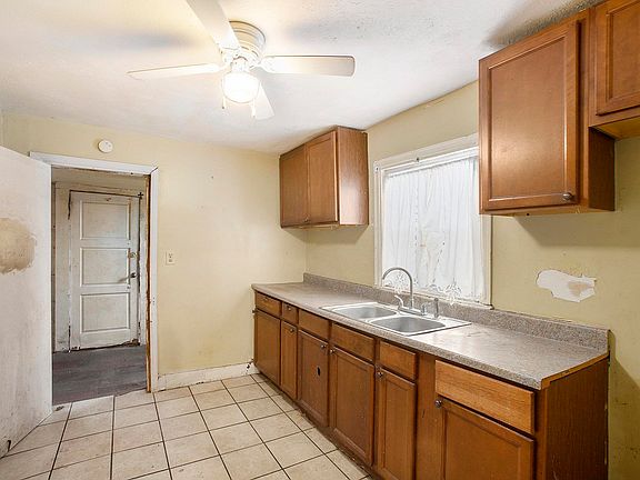 4th image of 530 N Saint Louis Blvd