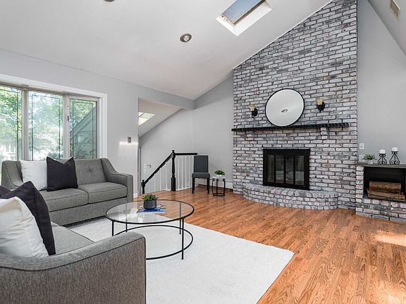 3rd image of 25 Darewood Ln