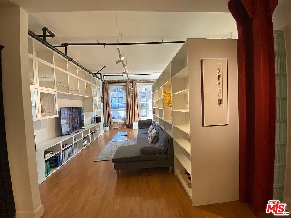 253 S Broadway St — Photo 3