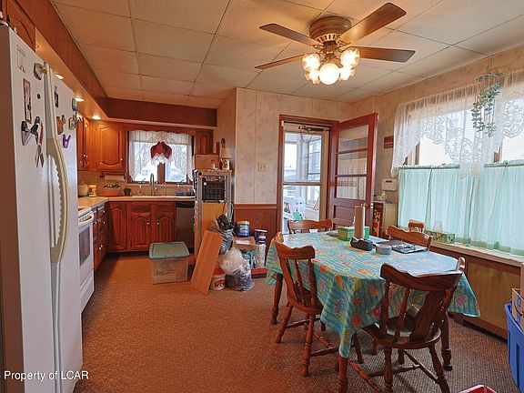 3rd image of 108 E Oak St