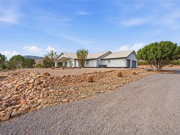 3rd image of 828 W Sundown Road