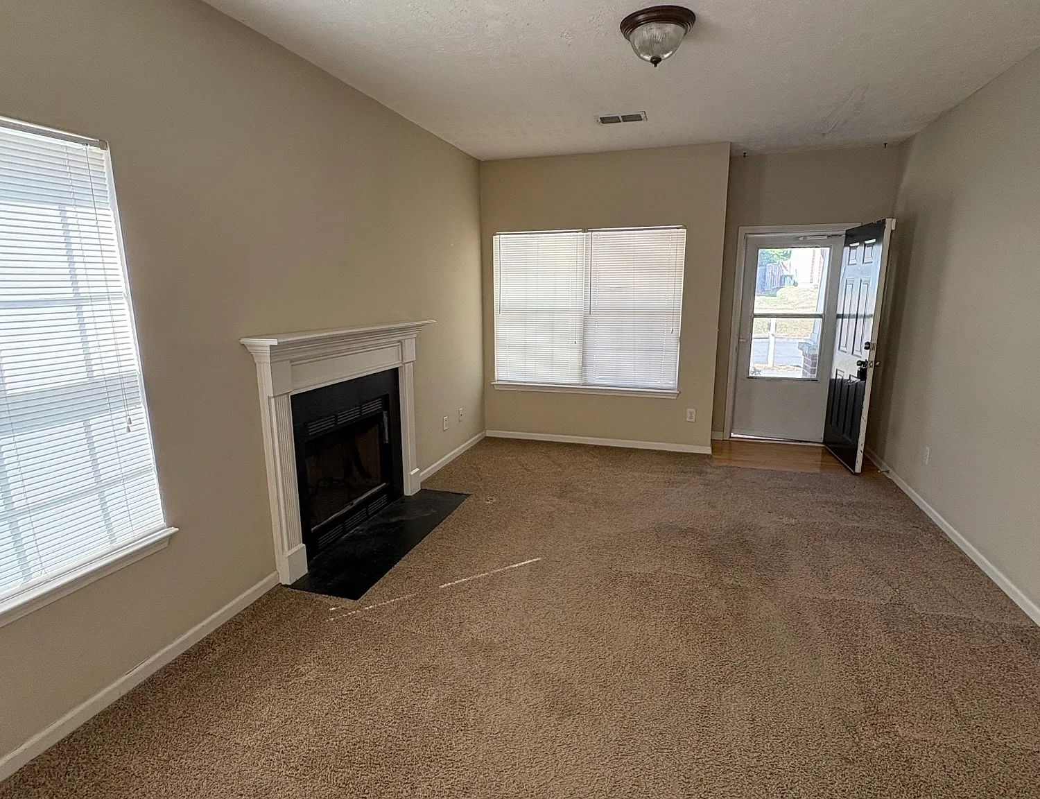3 bed, 2.5 bath, 1600 sqft, $1,900 — Photo 3