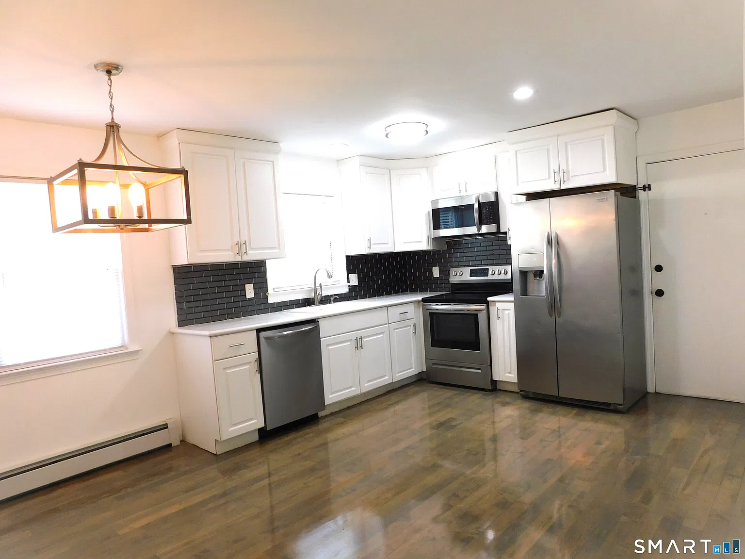 3 bed, 1.0 bath, 1100 sqft, $2,800 — Photo 2