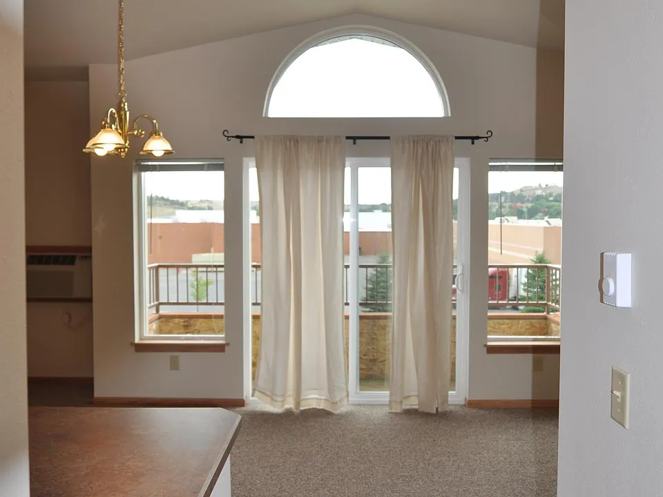 325 Lincoln Ln