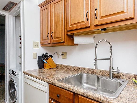 4th image of 4362 Chateau De Ville Dr APT A