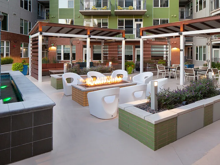 Outdoor fire pit