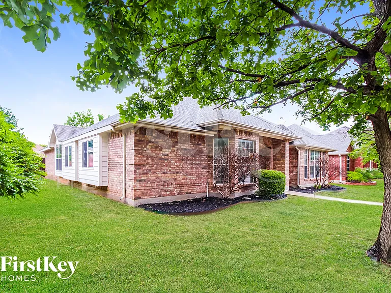 1233 Logan Dr — Photo 2