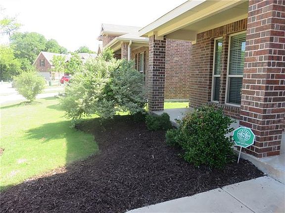 2nd image of 2621 Leslie Ln