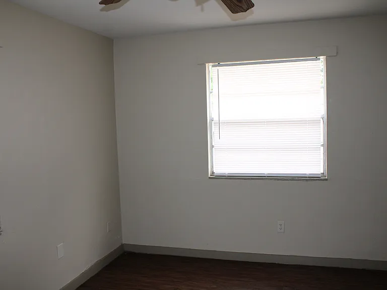 803 W Lee St — Photo 5