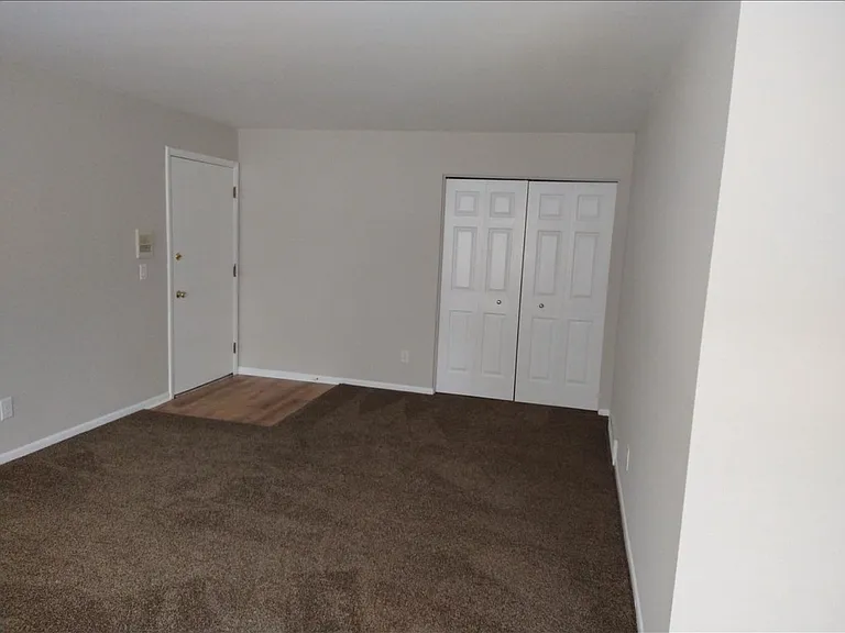 946 N Adams Rd — Photo 3