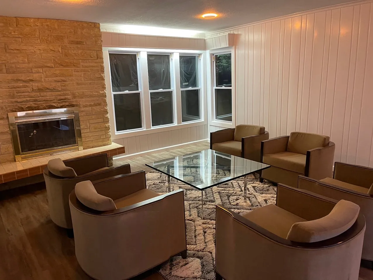 8 bed, 4500 sqft, $4,500 — Photo 1