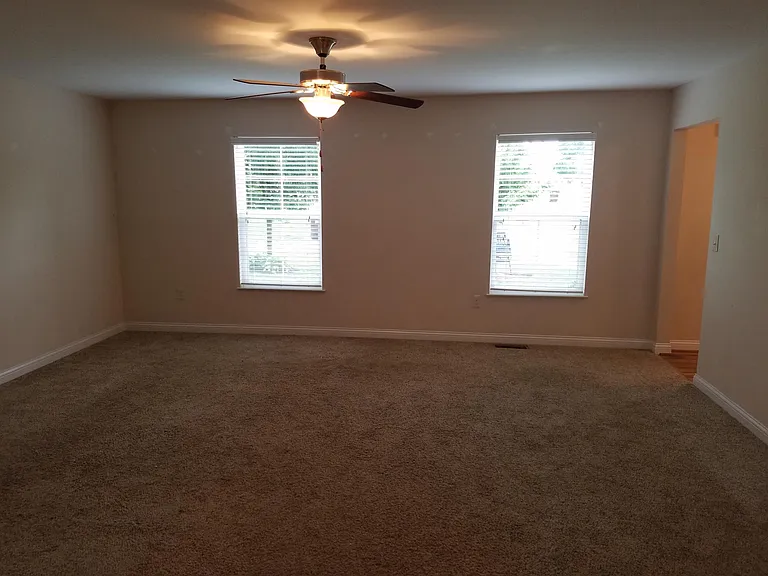1052 Hunterallen Dr — Photo 3